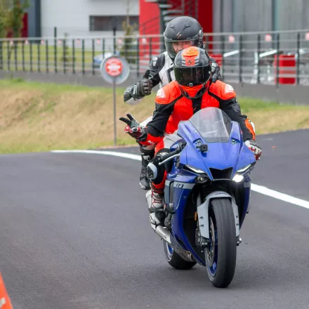 Photo d'un motard durant une session avec Action Racing Team sur le circuit d'Issoire